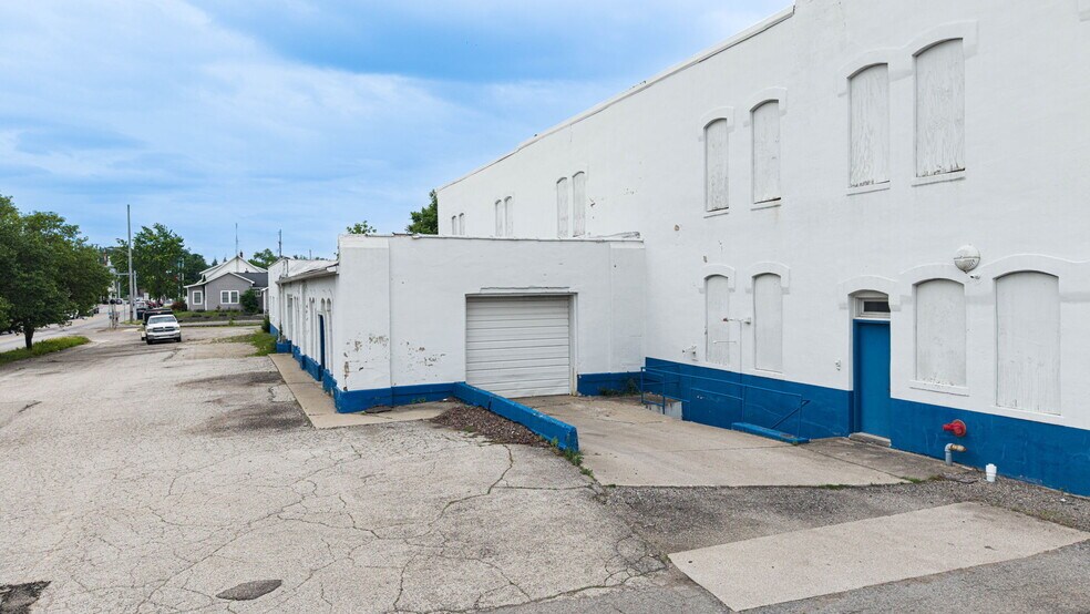 More Photos Of 314 E Market St, Warsaw Showroom For Sale
