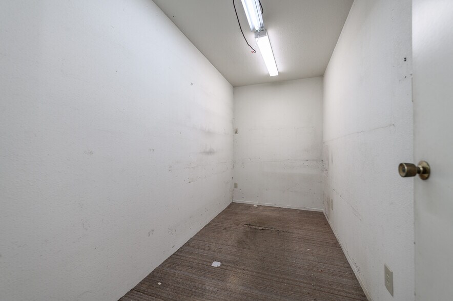 More Photos Of 711 W 17th St, Costa Mesa Light Manufacturing For Sale