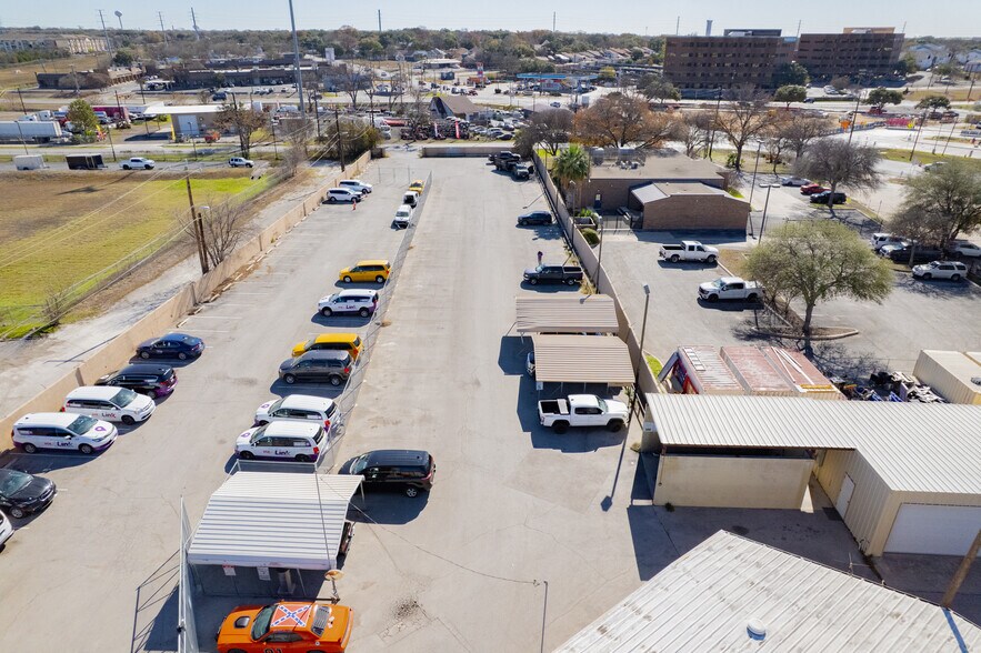 More Photos Of 9600 N I-35, San Antonio Showroom For Lease