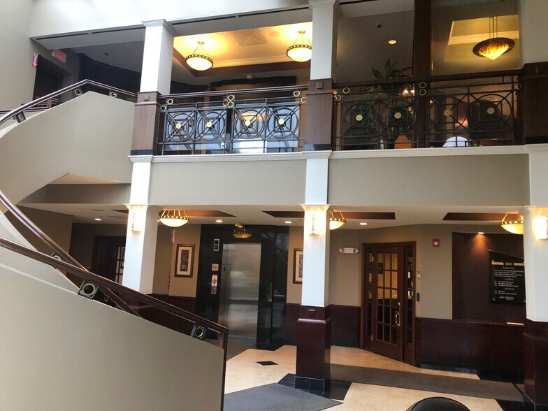 More Photos Of 1668 S Telegraph Rd, Bloomfield Hills Office For Lease