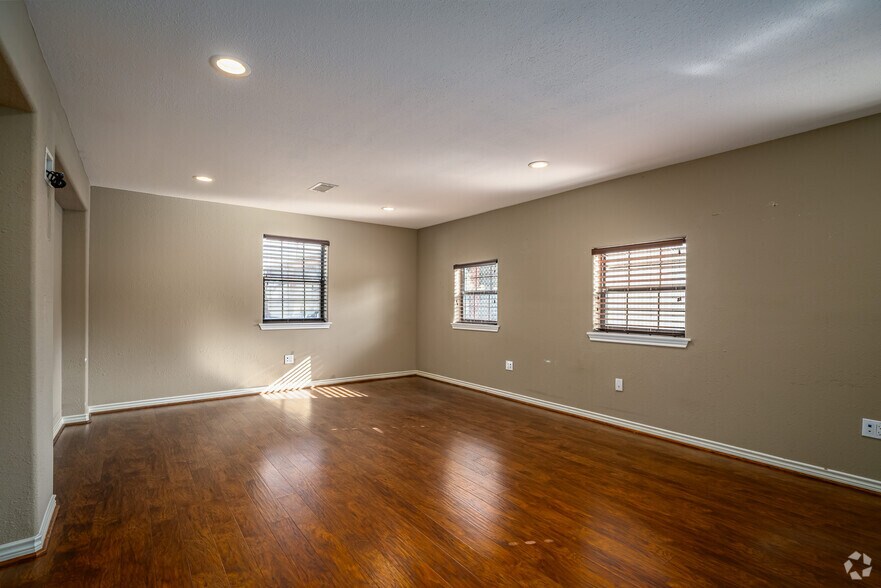 More Photos Of 1618 Callaway Dr, Alvin Warehouse For Lease