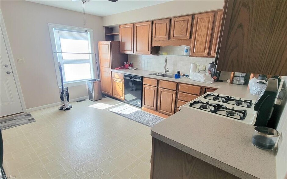 More Photos Of 3537 Liberty Ave, Vermilion Hotel For Sale