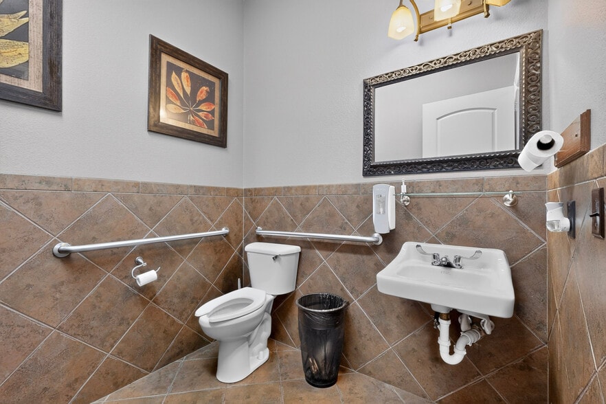 More Photos Of 2230 Bush Dr, McKinney Medical For Lease