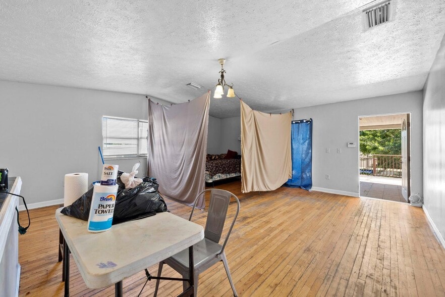 More Photos Of 4624 N Hubert Ave, Tampa Convenience Store For Sale