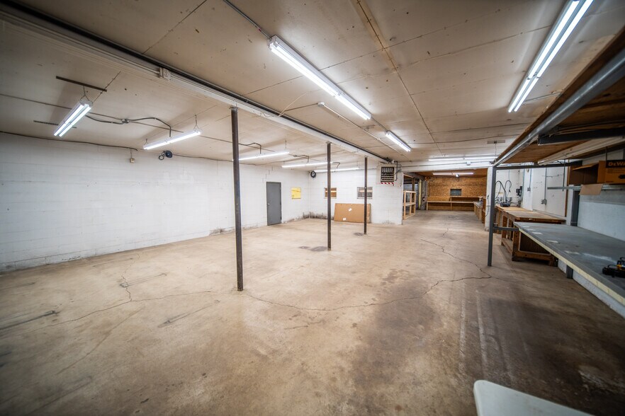 More Photos Of 1006 8th Ave SW, Austin Flex For Lease