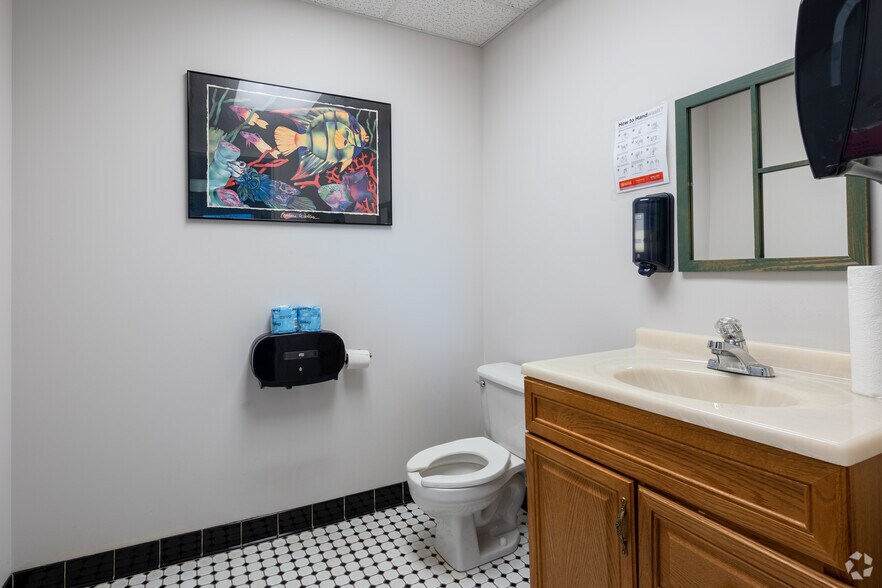 More Photos Of 550 Commerce St, Franklin Lakes Warehouse For Lease