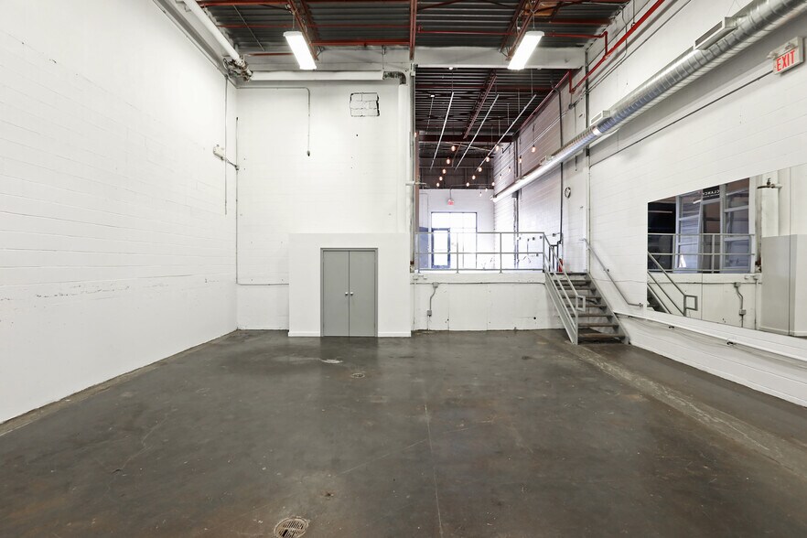 More Photos Of 100 Sunrise Av, Toronto Warehouse For Lease
