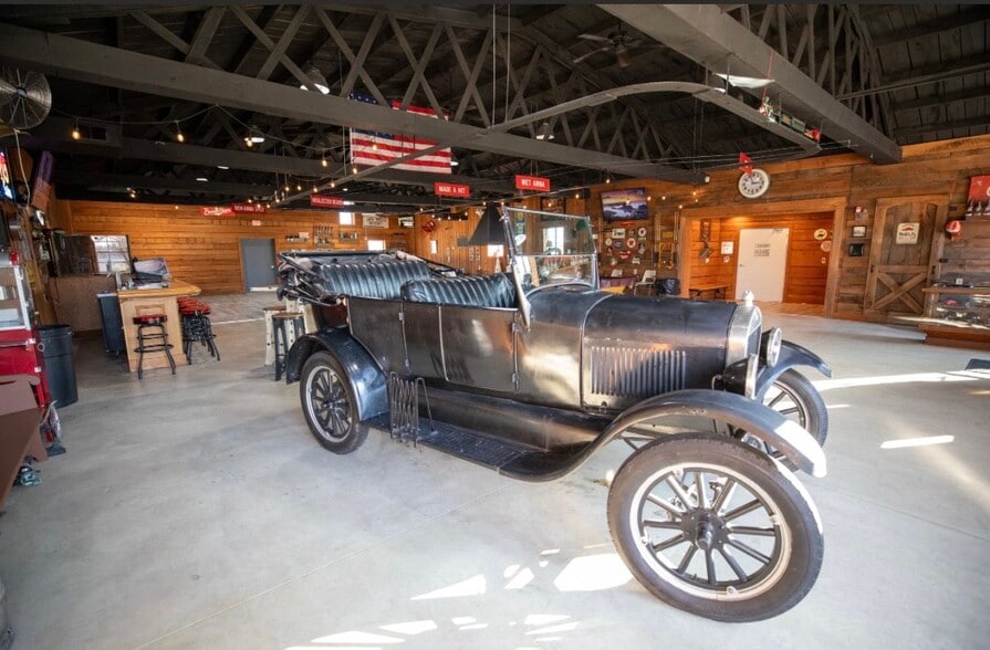 More Photos Of 991 N Main St, Kewanna General Retail For Sale