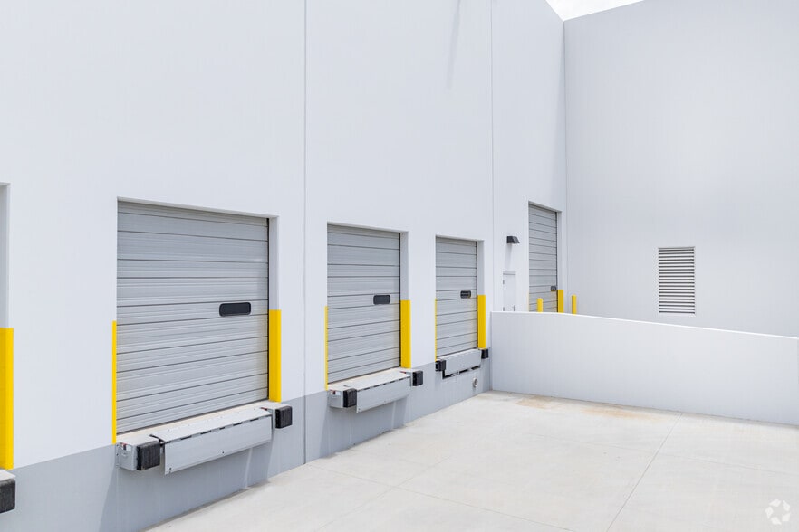 More Photos Of 19900 Plummer St, Chatsworth Warehouse For Lease