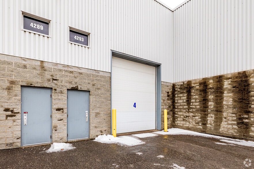 More Photos Of 4293-4345 Des Laurentides (A-15) E, Laval Showroom For Lease