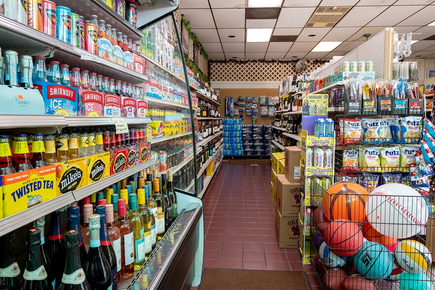 More Photos Of 324 Delaware St, Put In Bay Restaurant For Sale