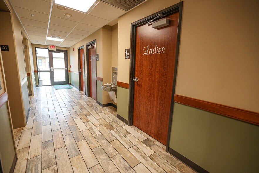 More Photos Of 625 W Washington St, Pittsfield Hotel For Sale