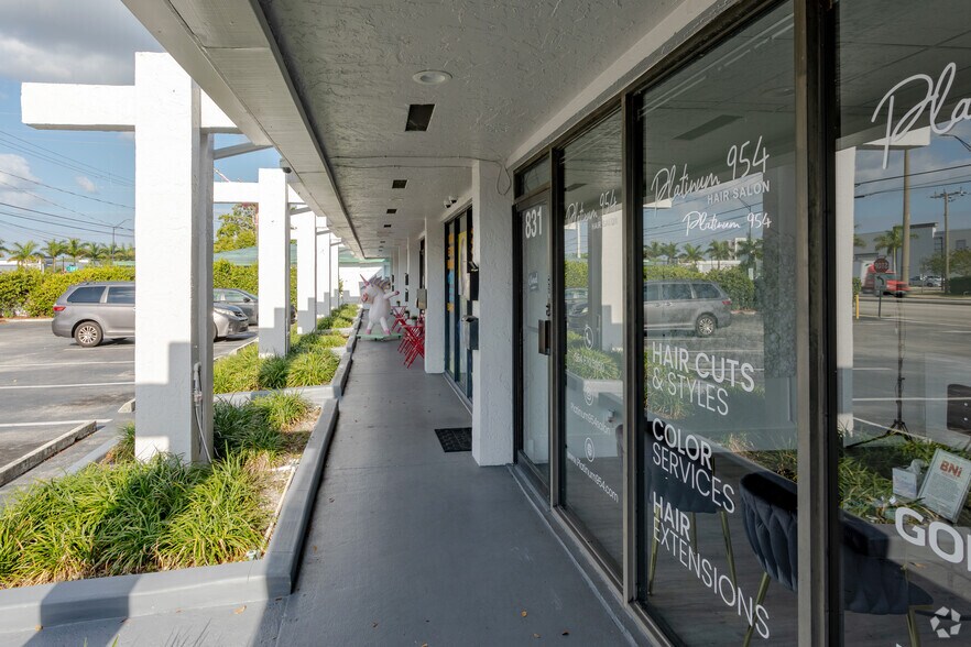 More Photos Of 821-859 E Oakland Park Blvd, Oakland Park Storefront For Lease