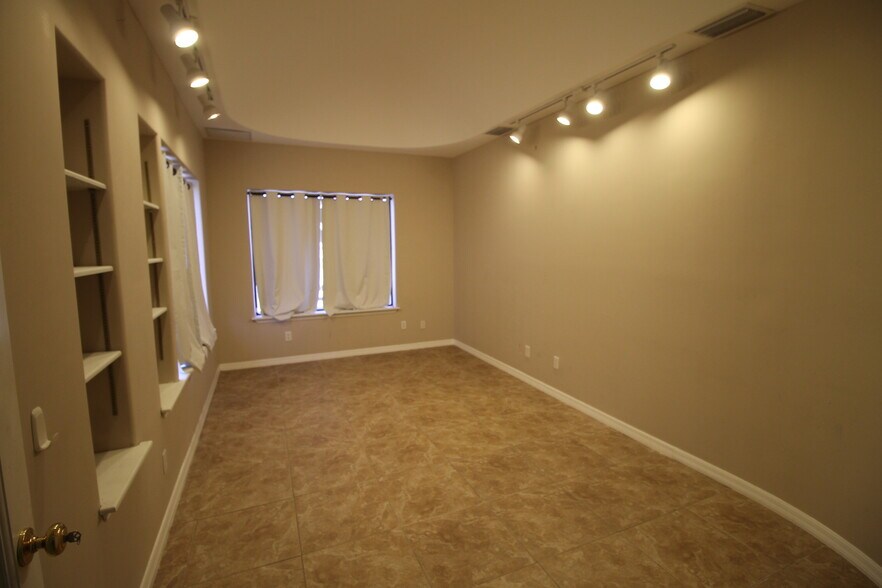 More Photos Of 2126 Andrea Ln, Fort Myers General Retail For Lease