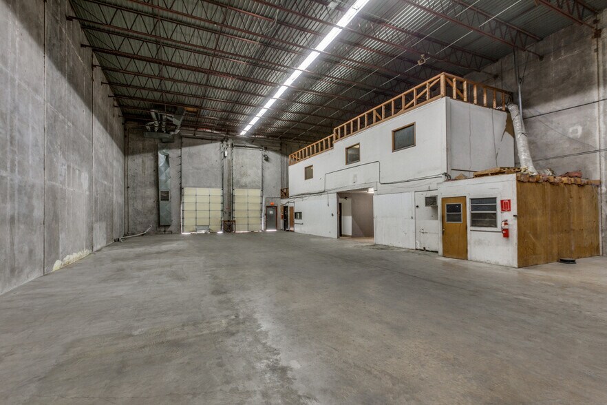 More Photos Of 12925 Lyndon B Johnson Fwy, Garland Showroom For Lease