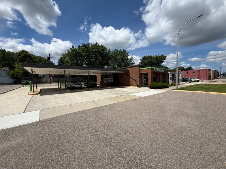 More Photos Of 1310 S Gratiot Ave, Mount Clemens Bank For Sale