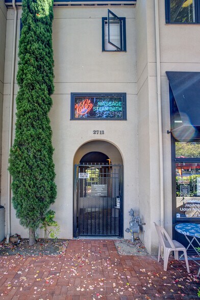 More Photos Of 2711 E Madison St, Seattle Storefront Retail Office For Sale