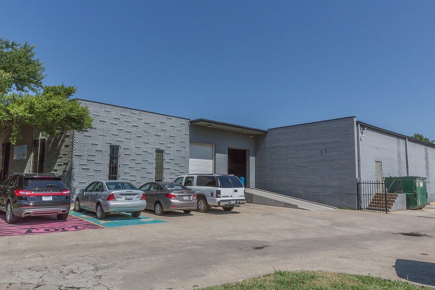 More Photos Of 1539 Round Table Dr, Dallas Light Manufacturing For Sale
