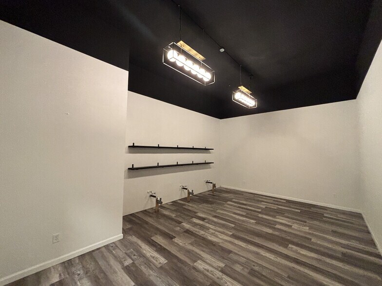 More Photos Of 265 S Main St, Independence Storefront Retail Office For Sale