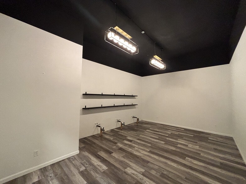 More Photos Of 265 S Main St, Independence Storefront Retail Office For Sale