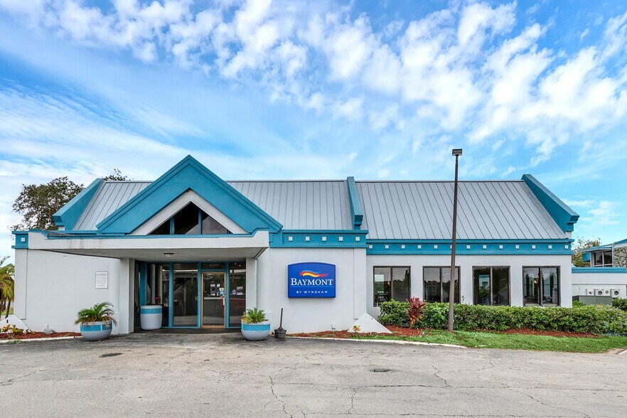 Primary Photo Of 2725 W International Speedway Blvd, Daytona Beach Hotel For Sale