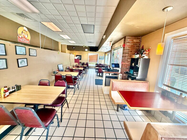 More Photos Of 1700 Fredrick Ln, Normal Restaurant For Sale