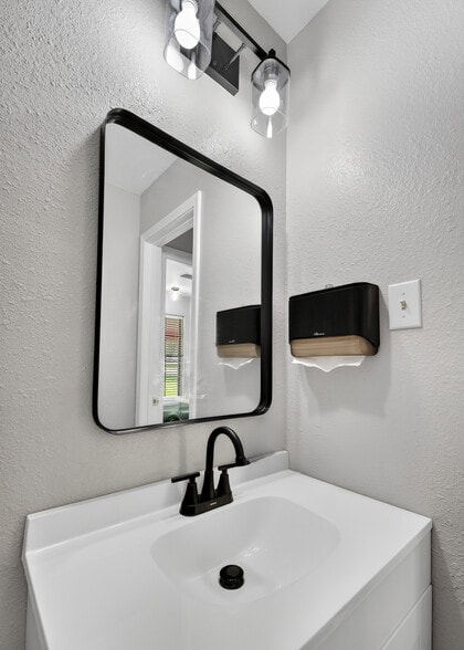 More Photos Of 109 Jasper Dr, Marshall Office For Sale