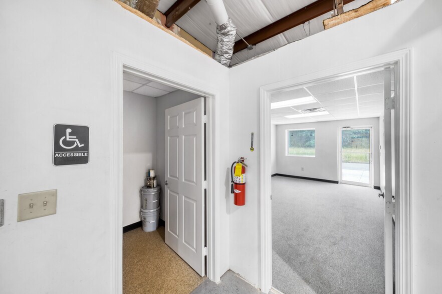 More Photos Of 2427 Hilton Way, Gainesville Warehouse For Lease