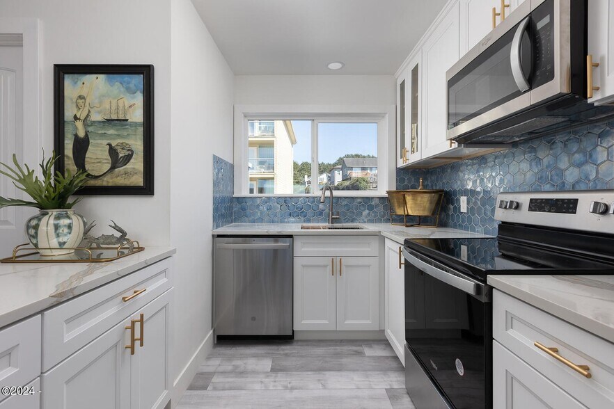 More Photos Of 3929 NW Jetty Ave, Lincoln City Apartments For Sale