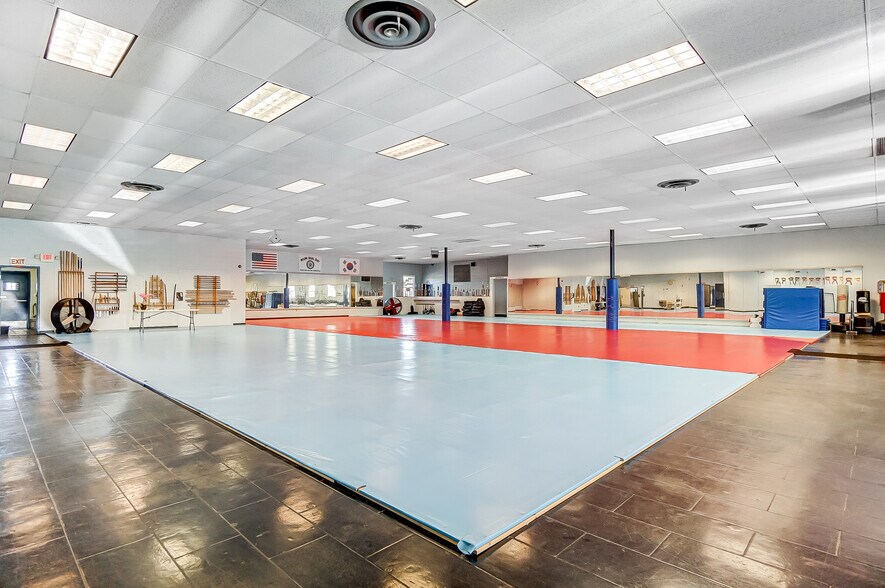 More Photos Of 20 Iron Gate Park Dr, Centerville Storefront Retail Office For Lease