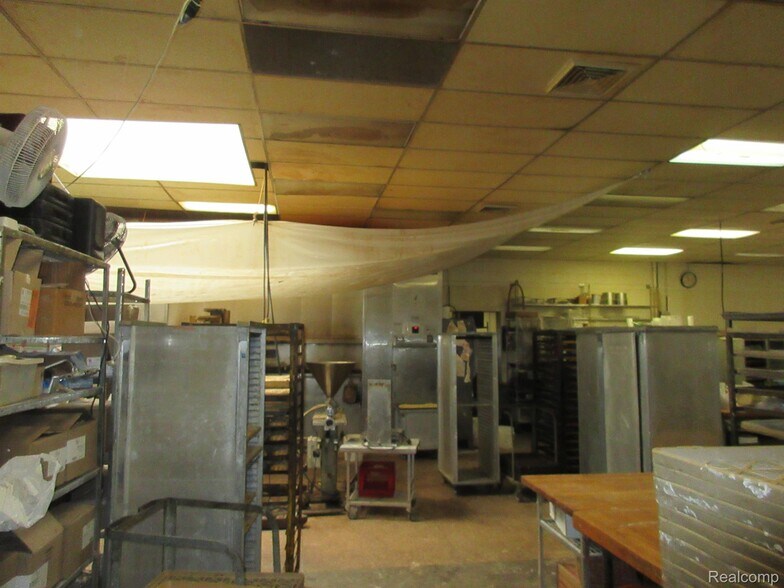 More Photos Of 19200 Kelly Rd, Detroit Restaurant For Sale