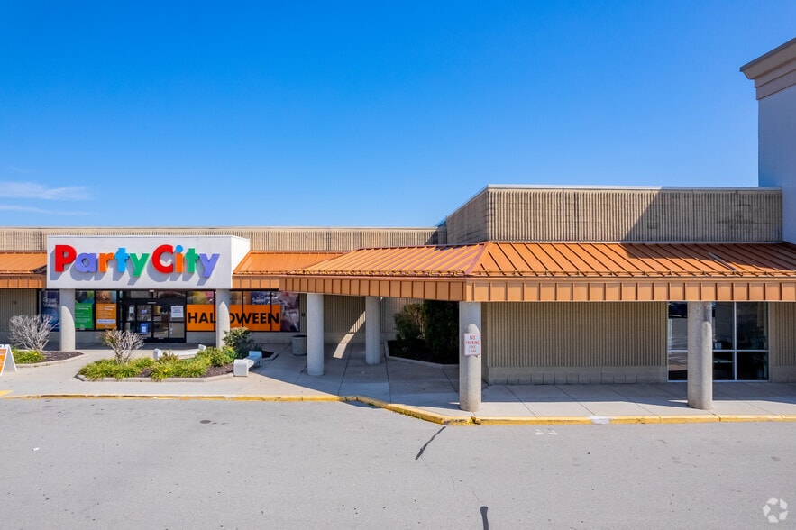 More Photos Of 9124-9200 N Green Bay Ave, Brown Deer Storefront For Lease
