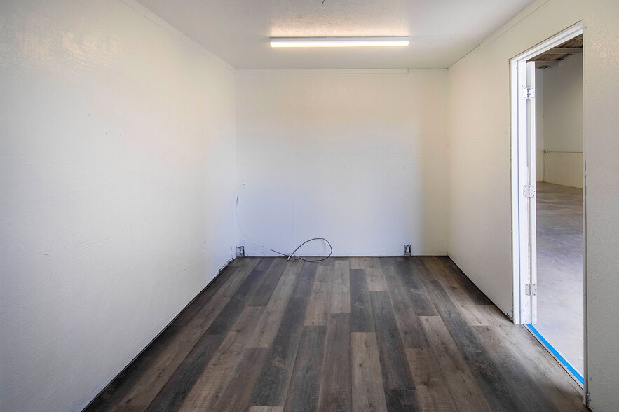 More Photos Of 5753 Auburn Blvd, Sacramento Warehouse For Lease