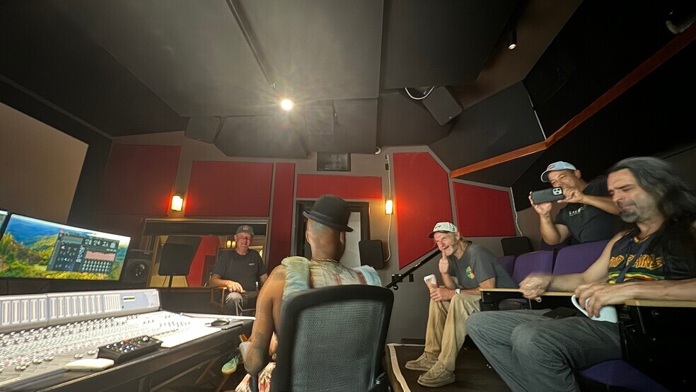 More Photos Of 302 Oceanside Blvd, Oceanside Service For Lease