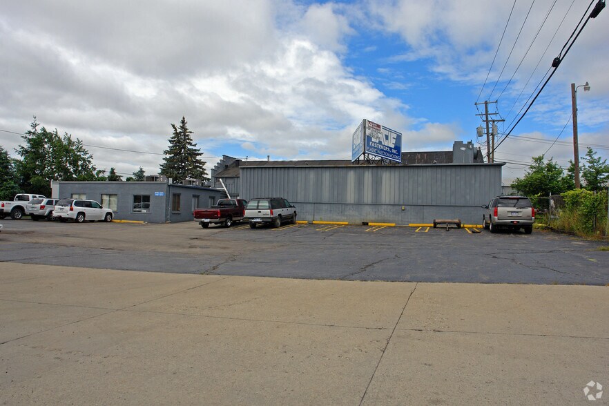 More Photos Of 2431 Pontiac Rd, Auburn Hills Warehouse For Lease