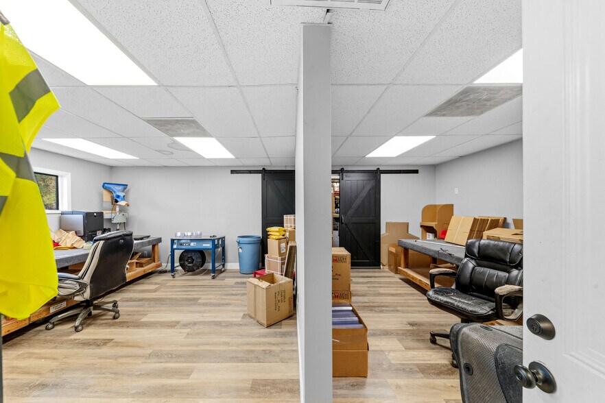 More Photos Of 308 W College St, Pulaski Flex For Sale