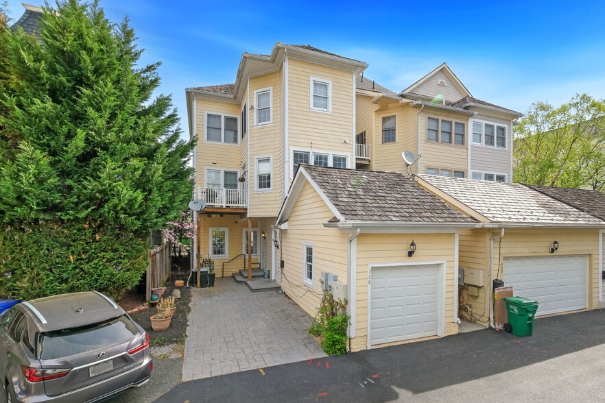More Photos Of 337 Main St, Gaithersburg Storefront For Sale