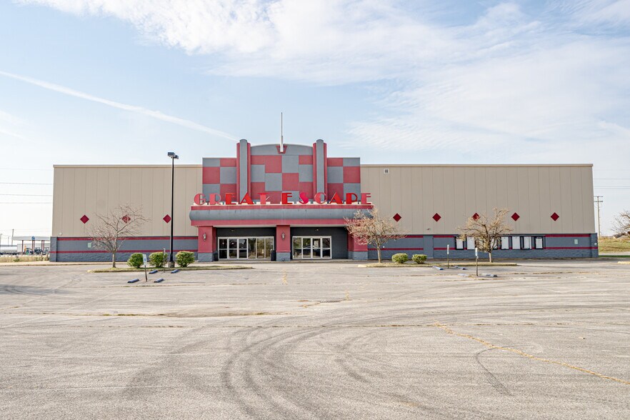 More Photos Of 250 Breighton Cir, Shelbyville Movie Theatre For Sale