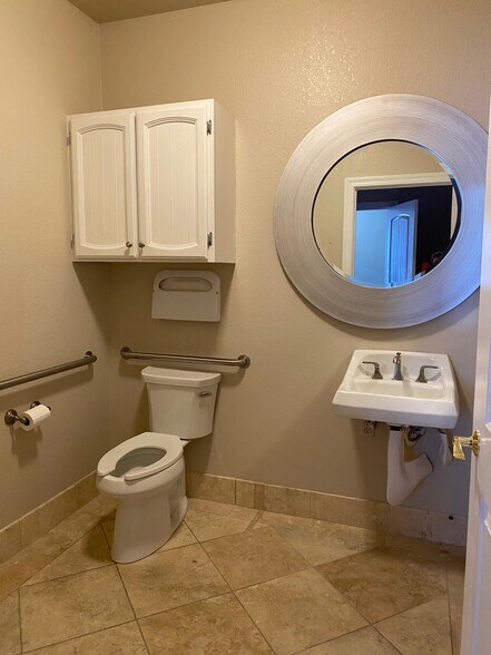 More Photos Of 833 Mistletoe Ln, Redding Office For Lease