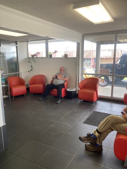 More Photos Of 935 S Iowa St, Lawrence Office For Lease