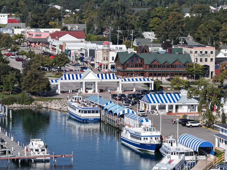 More Photos Of 217 E Central Ave, Mackinaw City Storefront For Lease