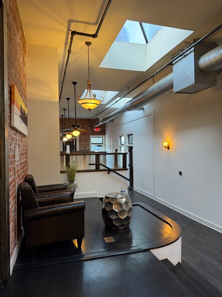 More Photos Of 472-476 E Main St, Ventura Storefront Retail Office For Lease