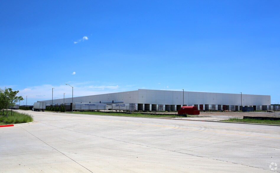 More Photos Of 720 Commerce Park Dr, Grand Prairie Distribution For Lease