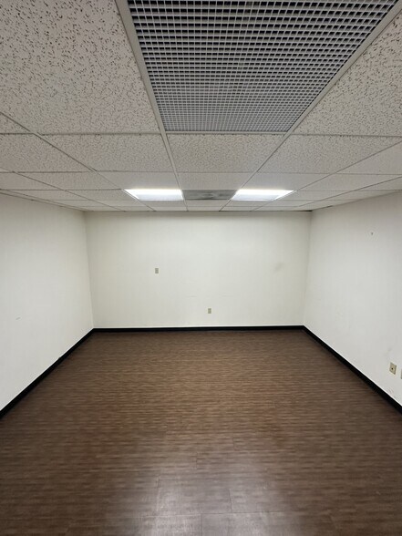 More Photos Of 5102 W Village Green Dr, Midlothian Office For Lease
