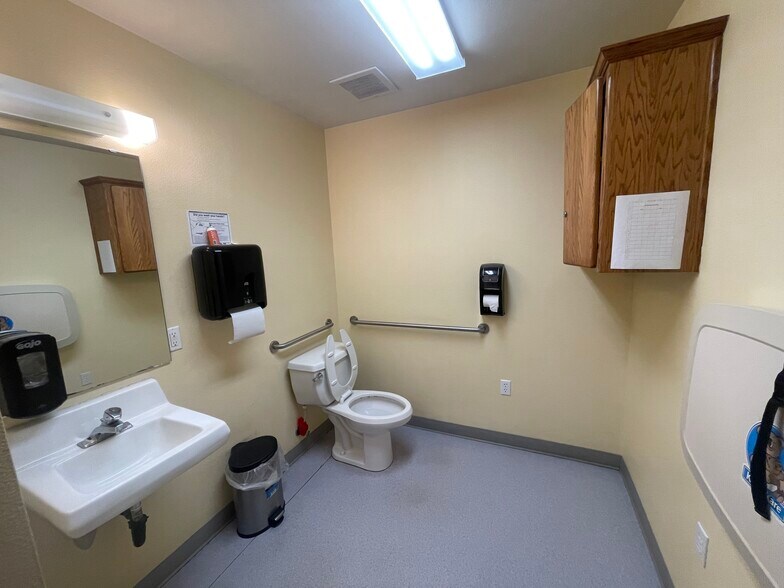 More Photos Of 101 NW Front St, Boardman Restaurant For Sale