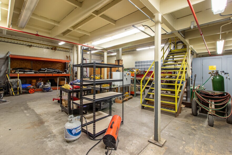 More Photos Of 310 Cypress Rd, Ocala Manufacturing For Sale