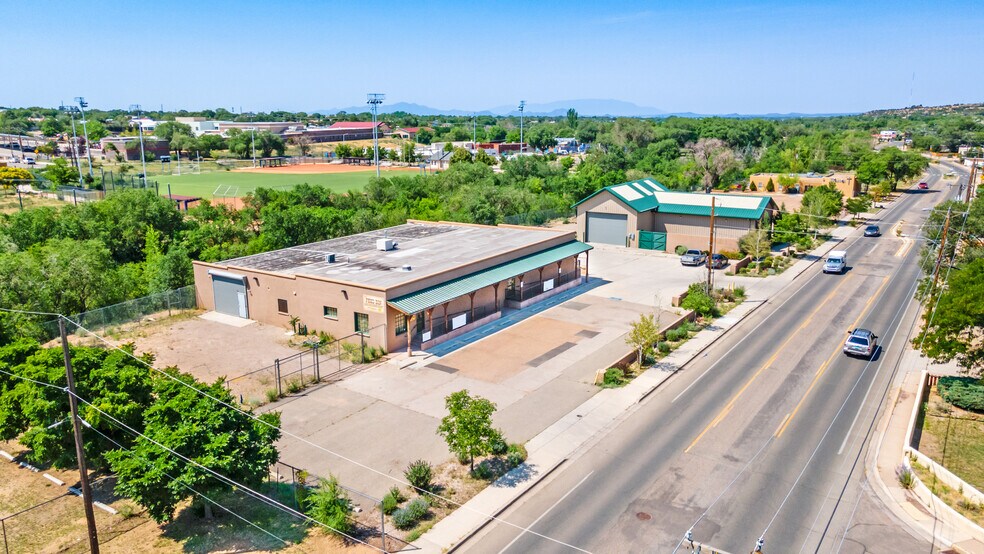 More Photos Of 1202 W Alameda St, Santa Fe Showroom For Lease