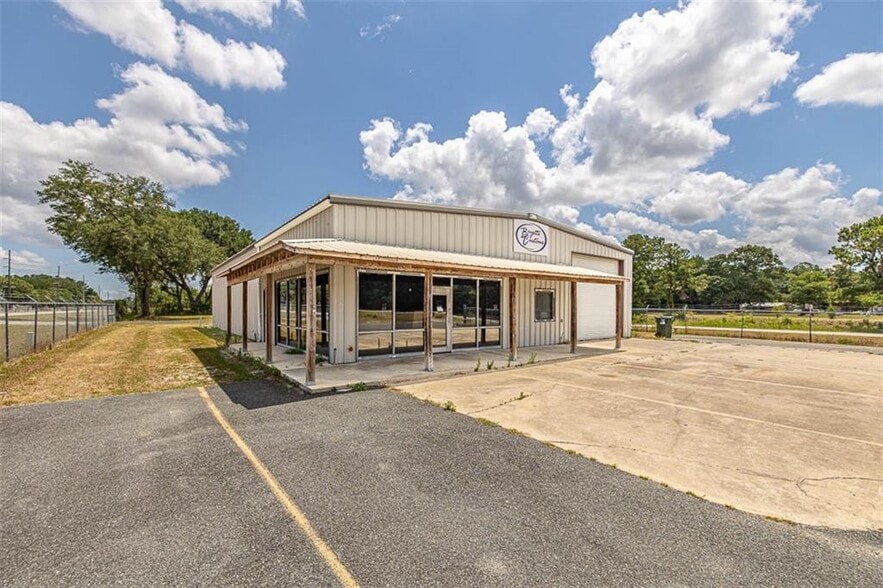 More Photos Of 414 E Jl Tyre St, Screven Showroom For Sale