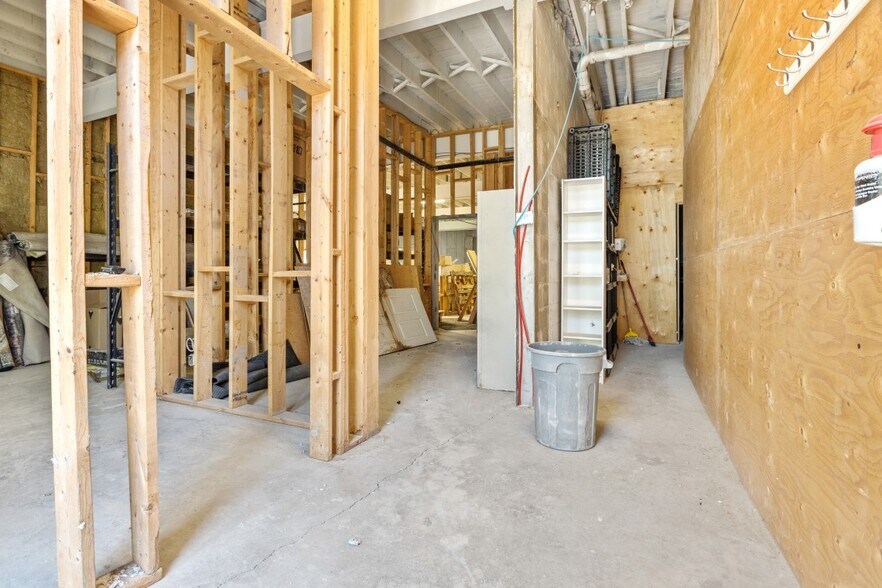 More Photos Of 255-257 Ste-anne Ave, Ottawa Warehouse For Lease