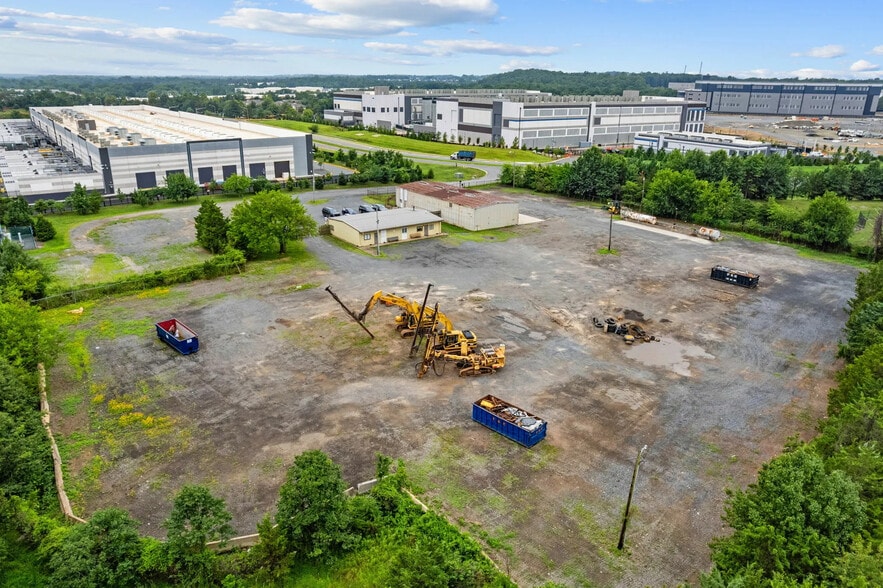 More Photos Of 9701 Hornbaker Rd, Manassas Flex For Lease